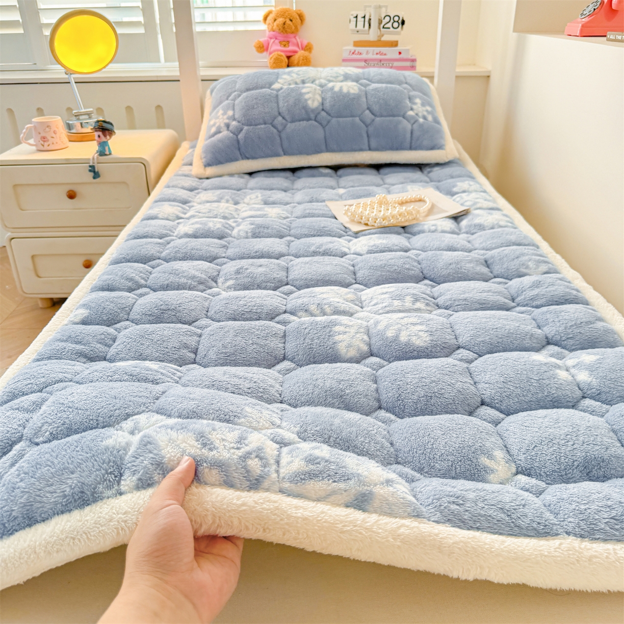 91家纺网 家纺一手货源 找家纺 雯豆家纺 2025新款泰迪绒学生宿舍床褥床垫床护垫 泰迪绒床褥-雪花飘飘-兰
