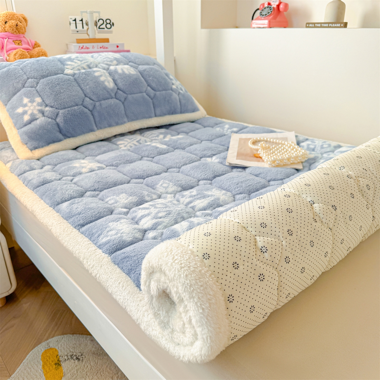 91家纺网 家纺一手货源 找家纺 雯豆家纺 2025新款泰迪绒学生宿舍床褥床垫床护垫 泰迪绒床褥-雪花飘飘-兰