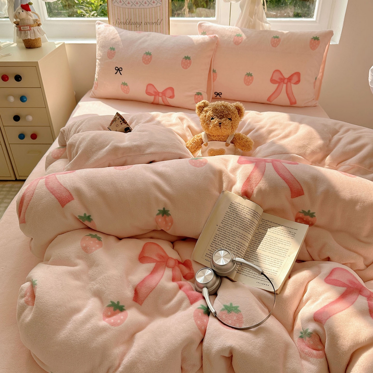 91家纺网 家纺一手货源 找家纺 优选良品 2025新款小清新加厚高克重牛奶绒四件套直播热款电商热款草莓蝴蝶结