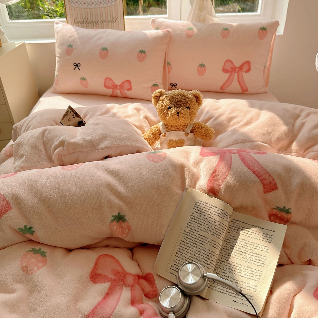 91家纺网 家纺一手货源 找家纺 优选良品 2025新款小清新加厚高克重牛奶绒四件套直播热款电商热款草莓蝴蝶结