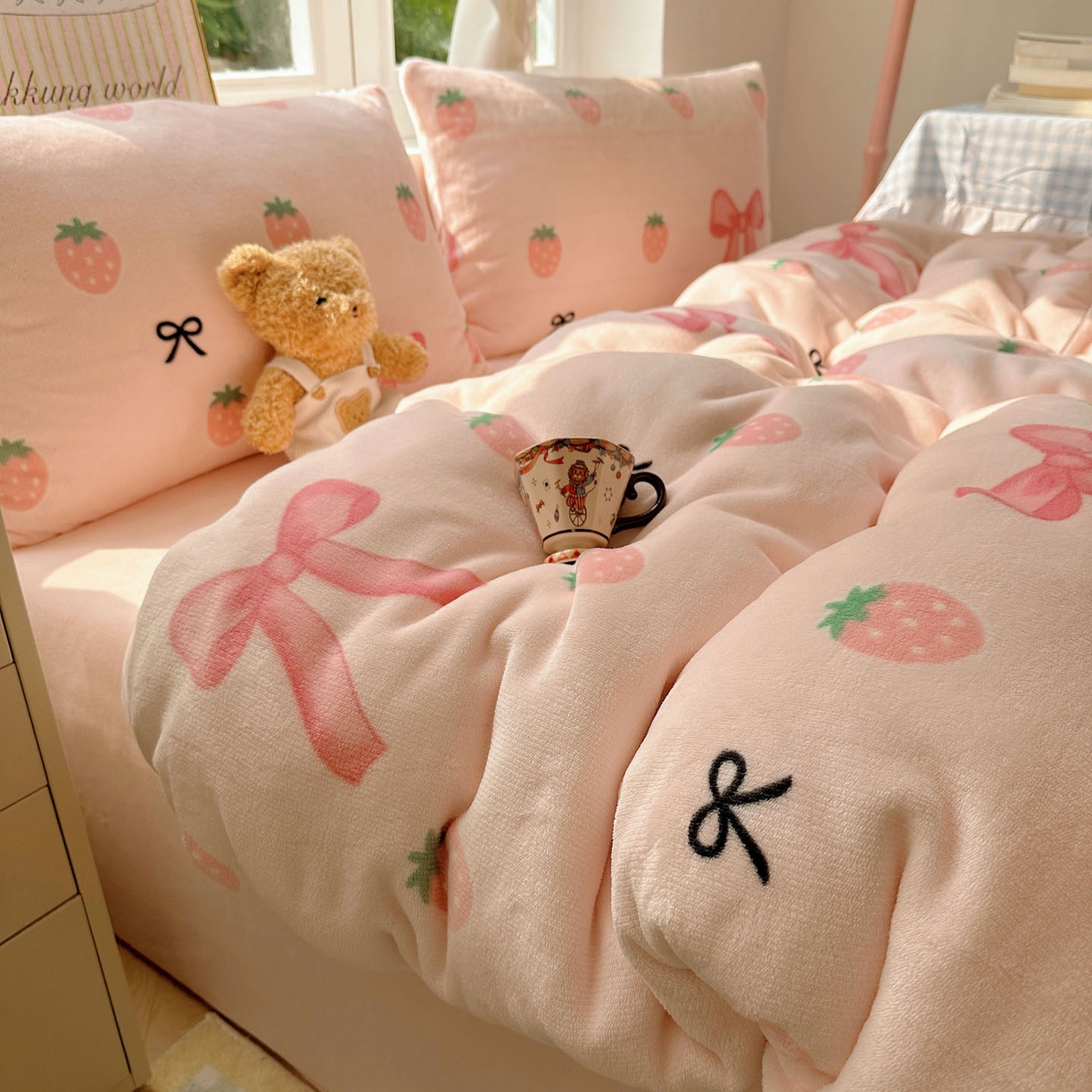 91家纺网 家纺一手货源 找家纺 优选良品 2025新款小清新加厚高克重牛奶绒四件套直播热款电商热款草莓蝴蝶结