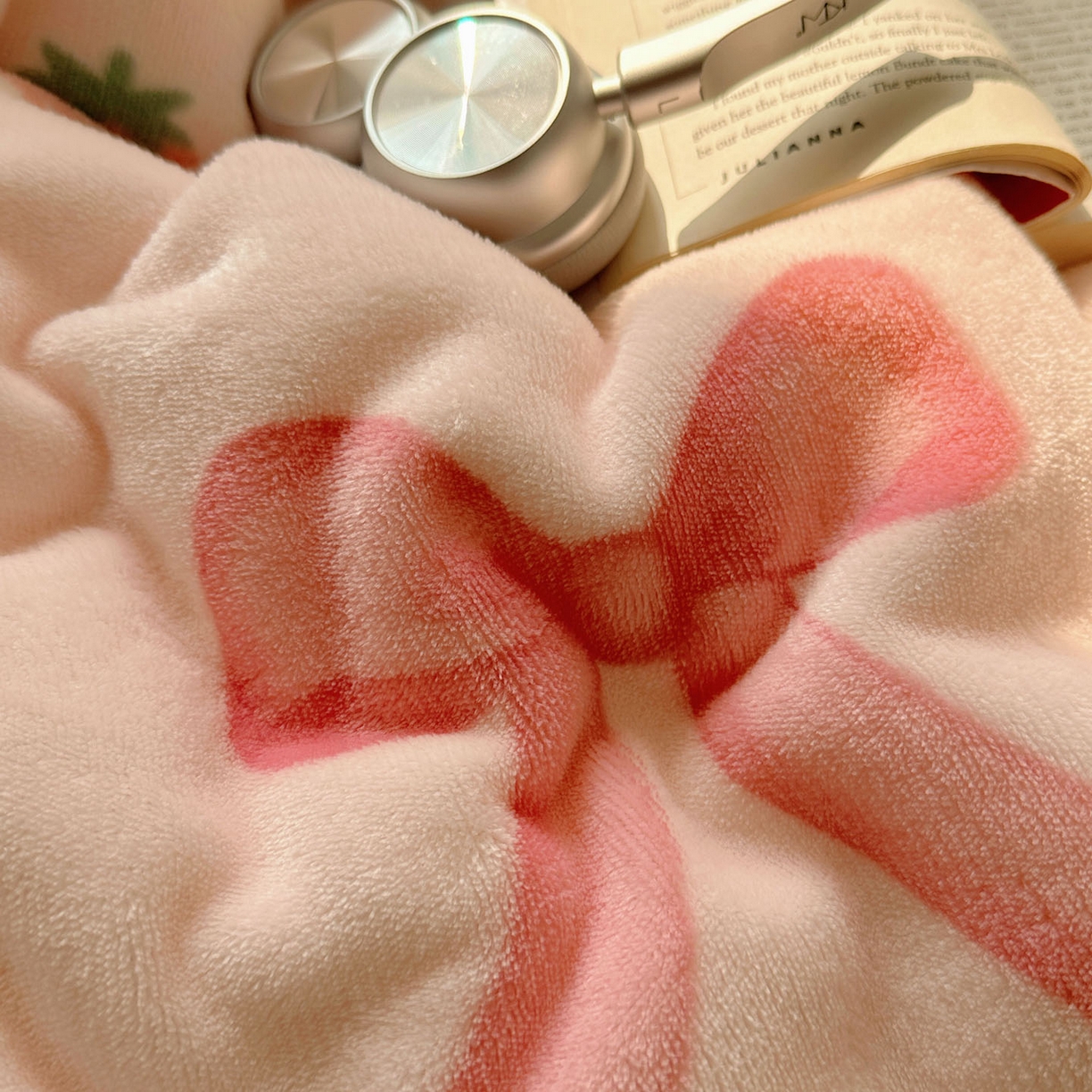 91家纺网 家纺一手货源 找家纺 优选良品 2025新款小清新加厚高克重牛奶绒四件套直播热款电商热款草莓蝴蝶结