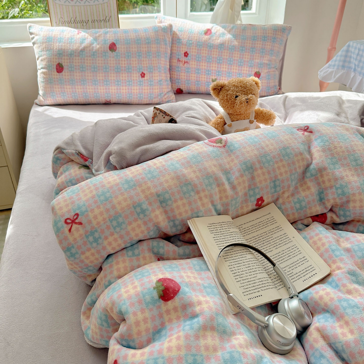 91家纺网 家纺一手货源 找家纺 优选良品 2025新款小清新加厚高克重牛奶绒四件套直播热款电商热款草莓星星