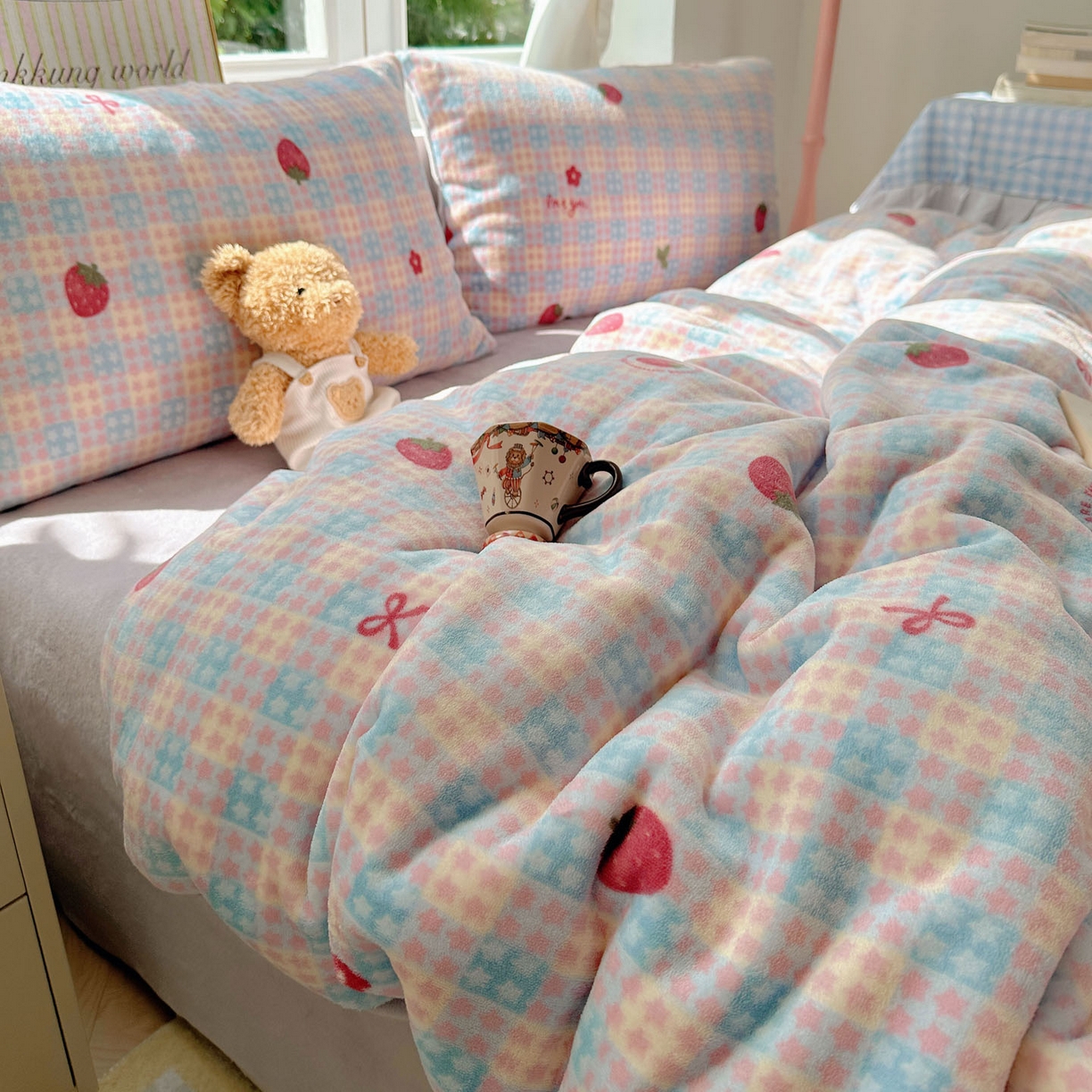 91家纺网 家纺一手货源 找家纺 优选良品 2025新款小清新加厚高克重牛奶绒四件套直播热款电商热款草莓星星