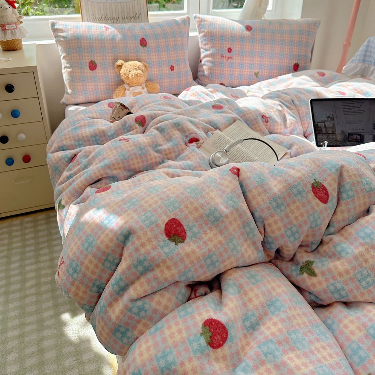 91家纺网 家纺一手货源 找家纺 优选良品 2025新款小清新加厚高克重牛奶绒四件套直播热款电商热款草莓星星