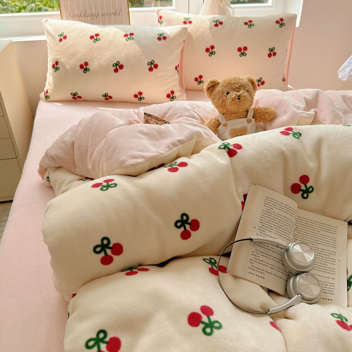 91家纺网 家纺一手货源 找家纺 优选良品 2025新款小清新加厚高克重牛奶绒四件套直播热款电商热款粉色樱桃