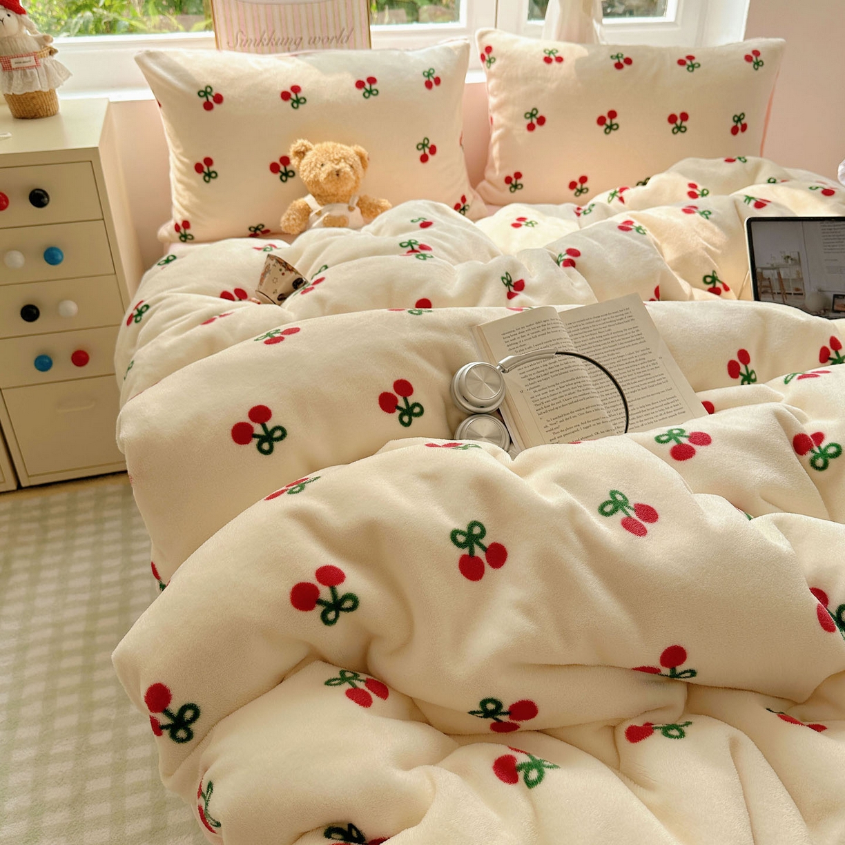 91家纺网 家纺一手货源 找家纺 优选良品 2025新款小清新加厚高克重牛奶绒四件套直播热款电商热款粉色樱桃