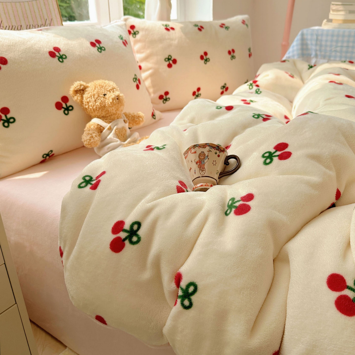 91家纺网 家纺一手货源 找家纺 优选良品 2025新款小清新加厚高克重牛奶绒四件套直播热款电商热款粉色樱桃