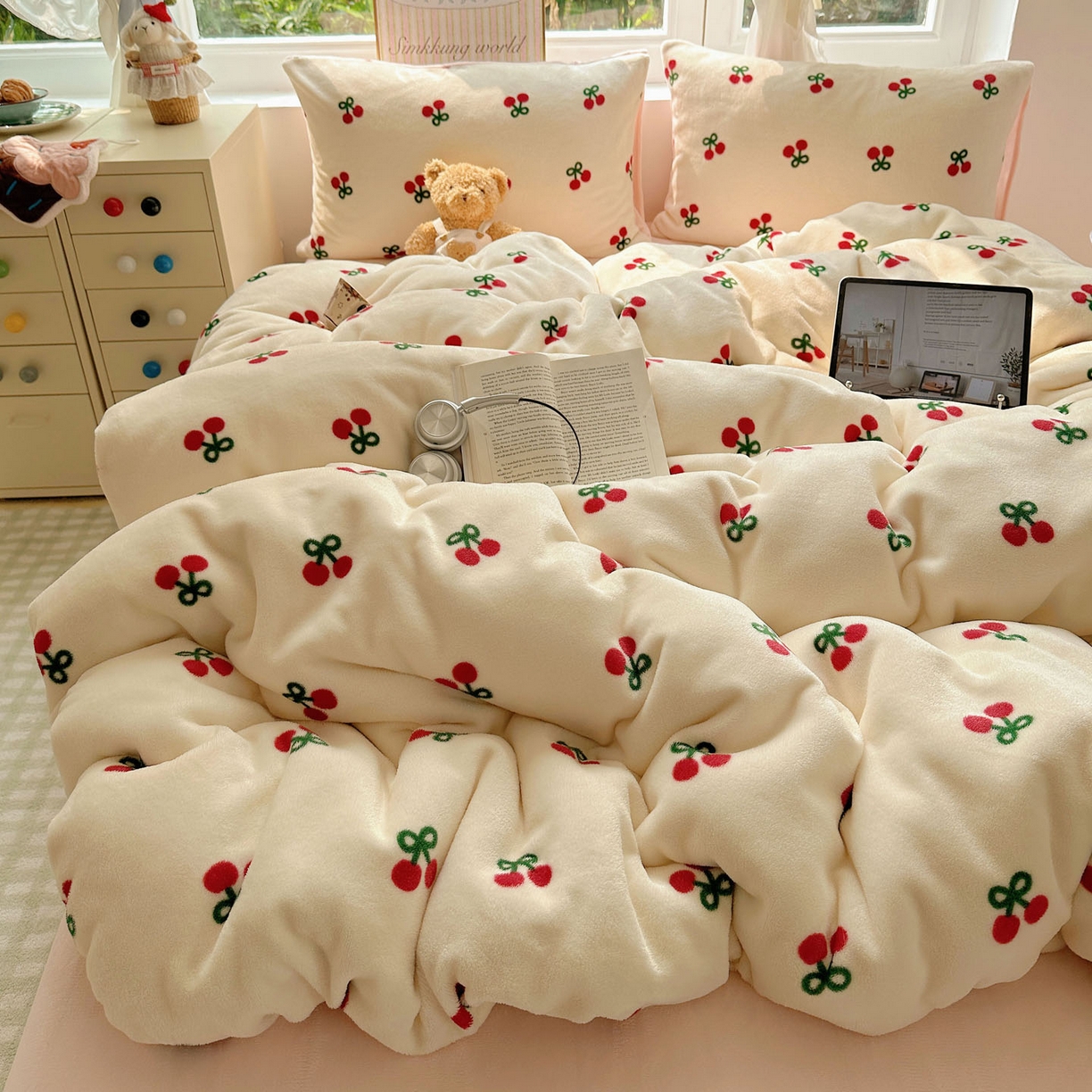 91家纺网 家纺一手货源 找家纺 优选良品 2025新款小清新加厚高克重牛奶绒四件套直播热款电商热款粉色樱桃