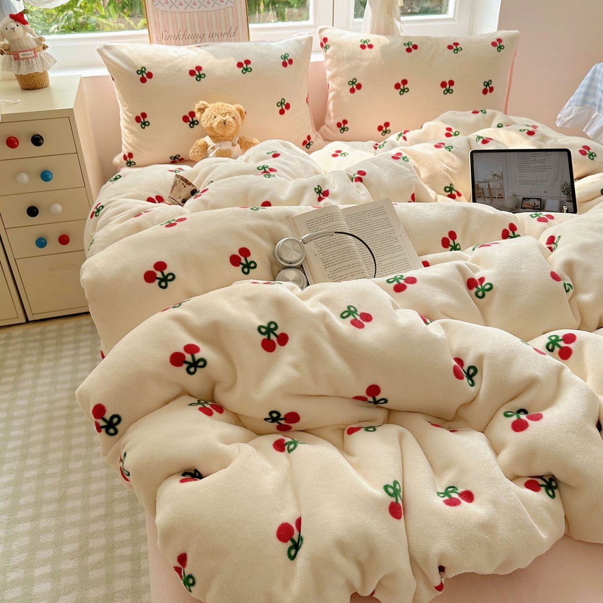 91家纺网 家纺一手货源 找家纺 优选良品 2025新款小清新加厚高克重牛奶绒四件套直播热款电商热款粉色樱桃