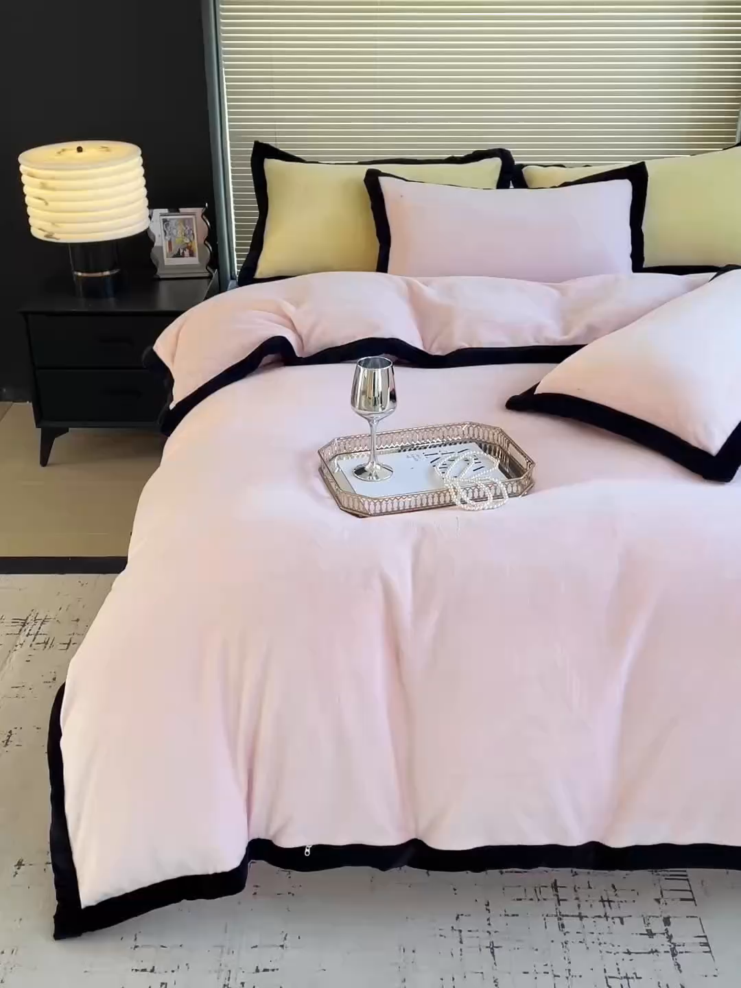 91家纺网 家纺一手货源 找家纺 （总）库里梦家纺  2025新网红爆款简约纯色欧美风10公分包边牛奶绒四件套 包边款