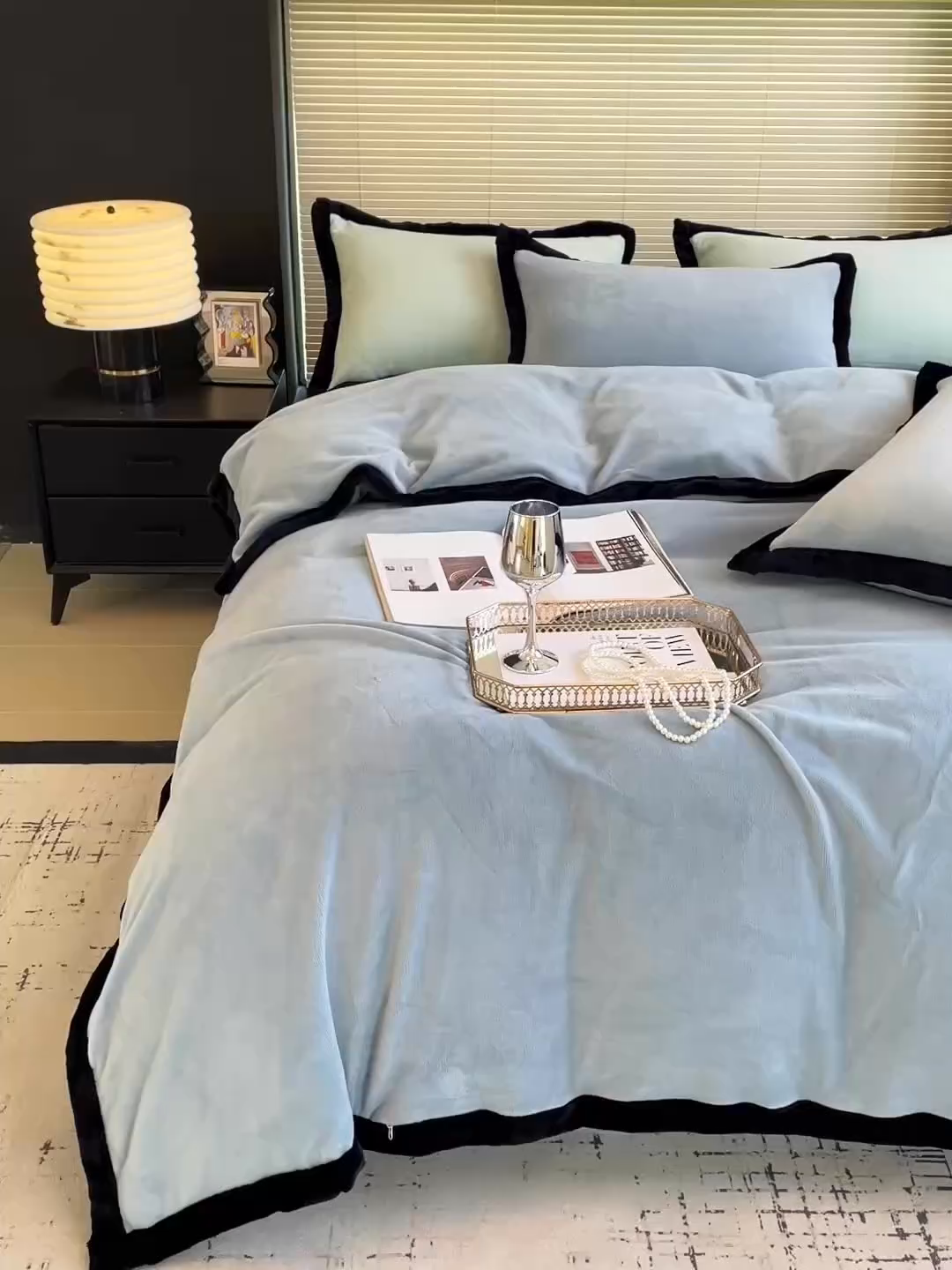 91家纺网 家纺一手货源 找家纺 库里梦家纺  2025新网红爆款简约纯色欧美风10公分包边牛奶绒四件套 包边款 海洋蓝