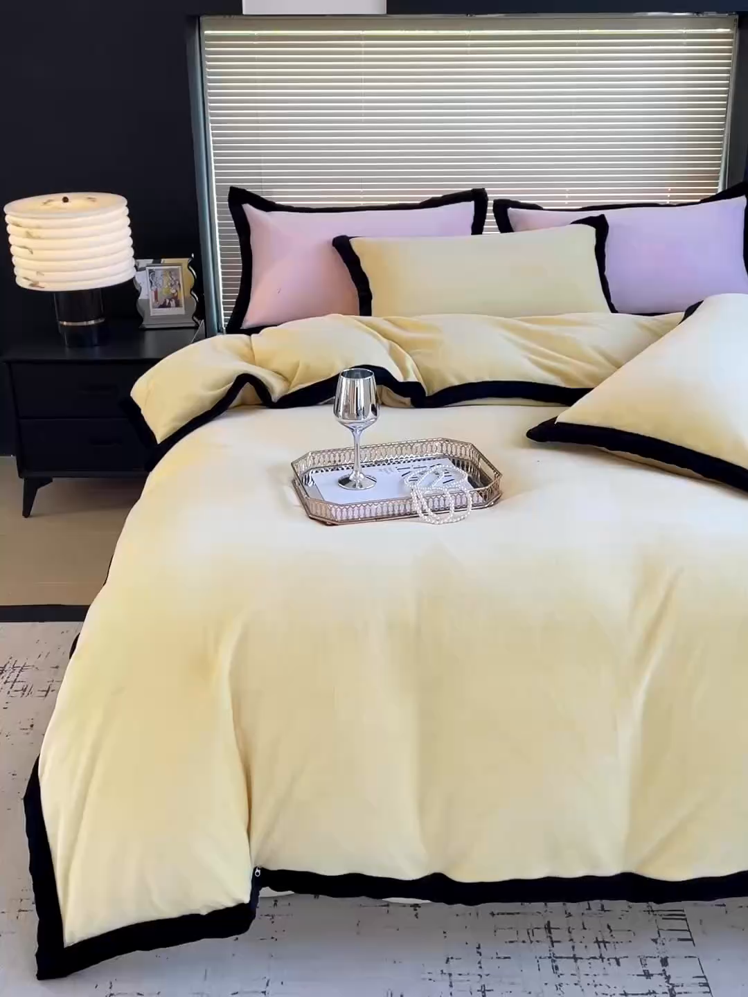 91家纺网 家纺一手货源 找家纺 库里梦家纺  2025新网红爆款简约纯色欧美风10公分包边牛奶绒四件套 包边款 杏仁黄