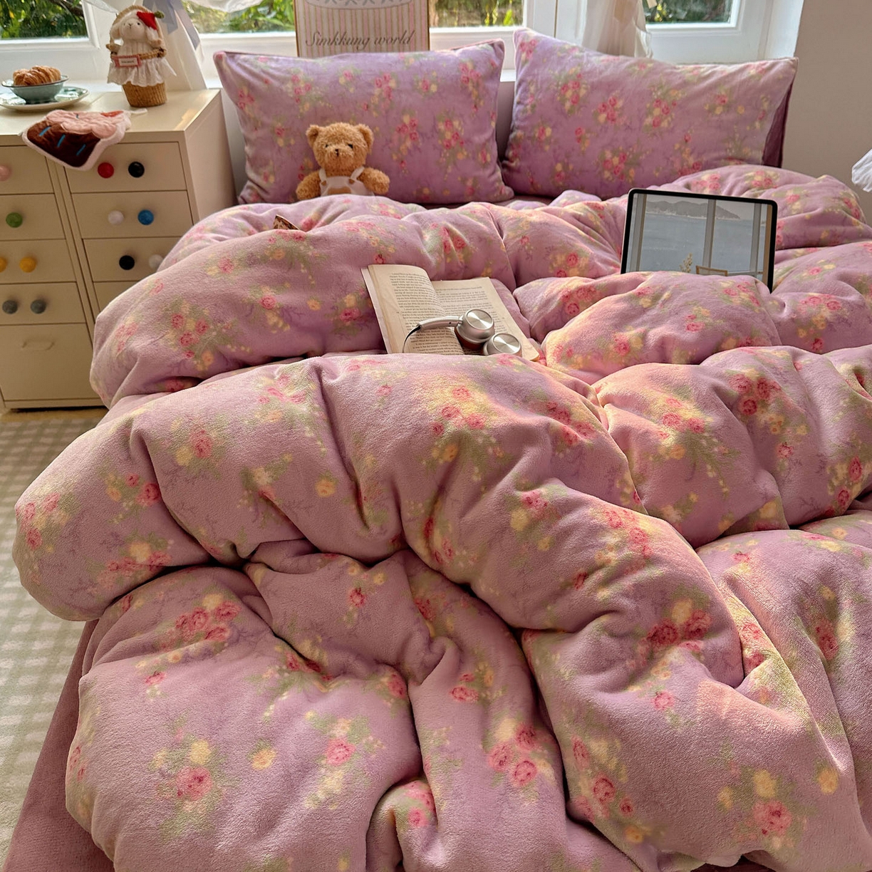 91家纺网 家纺一手货源 找家纺 优选良品 2025新款小清新加厚高克重牛奶绒四件套直播热款电商热款花团锦簇