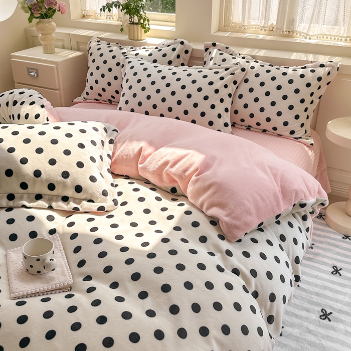 91家纺网 家纺一手货源 找家纺 欧尚 2025新款高克重牛奶绒加厚保暖印花床盖四件套 白波点