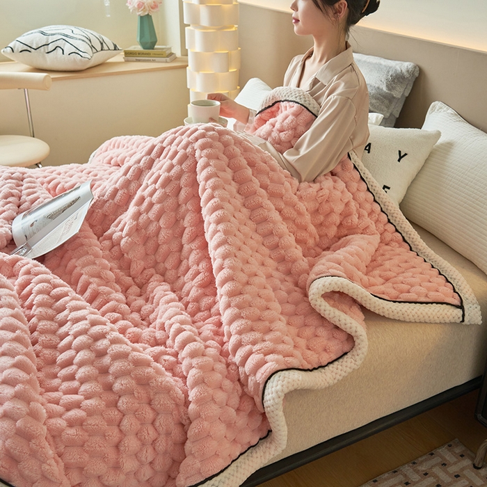 91家纺网 家纺一手货源 找家纺 莱家富 2026新款跨境外贸金龟绒多功能毛毯高克重法莱绒牛奶绒保暖毛毯（支持抽空压缩，卷包） 嫩粉