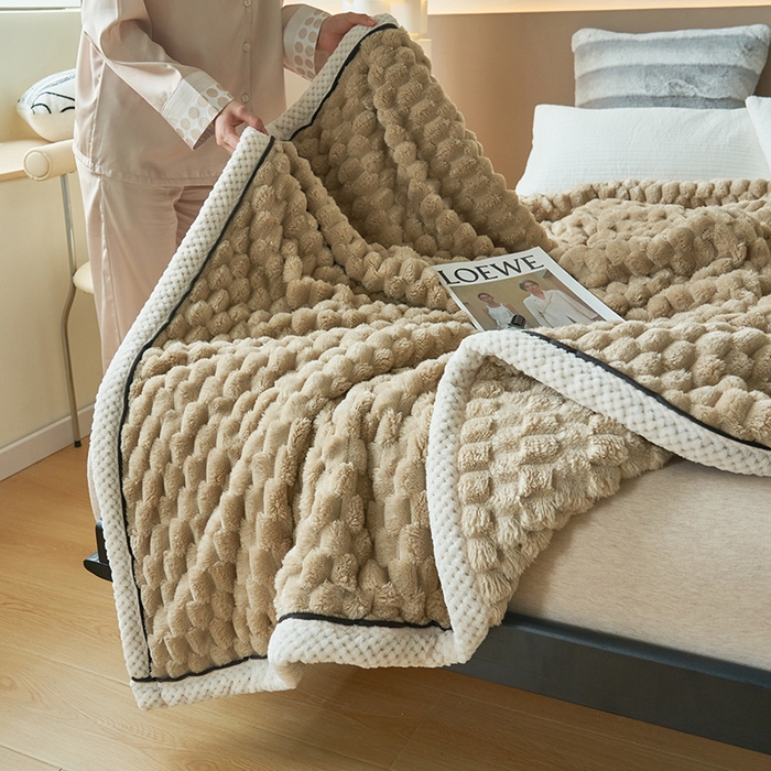 91家纺网 家纺一手货源 找家纺 莱家富 2026新款跨境外贸金龟绒多功能毛毯高克重法莱绒牛奶绒保暖毛毯（支持抽空压缩，卷包） 奶咖
