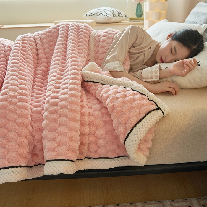 91家纺网 家纺一手货源 找家纺 莱家富 2026新款跨境外贸金龟绒多功能毛毯高克重法莱绒牛奶绒保暖毛毯（支持抽空压缩，卷包） 嫩粉