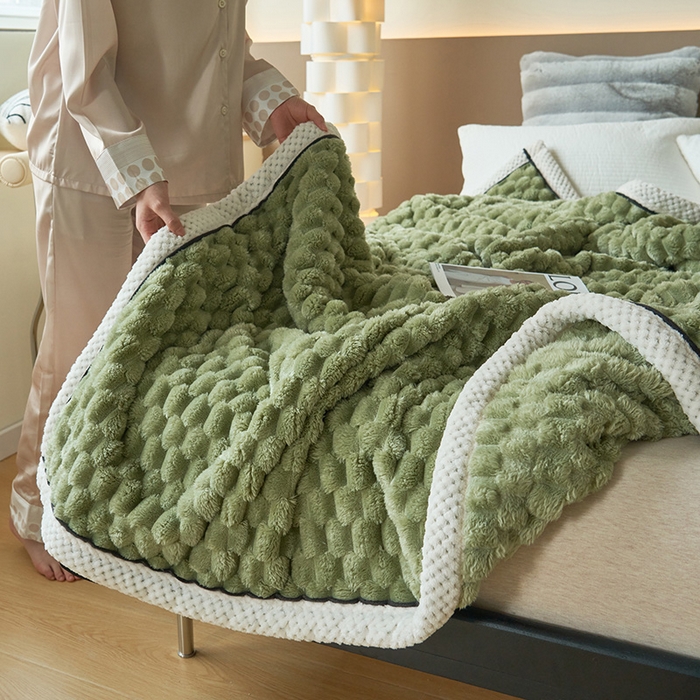 91家纺网 家纺一手货源 找家纺 莱家富 2026新款跨境外贸金龟绒多功能毛毯高克重法莱绒牛奶绒保暖毛毯（支持抽空压缩，卷包） 冷淡绿