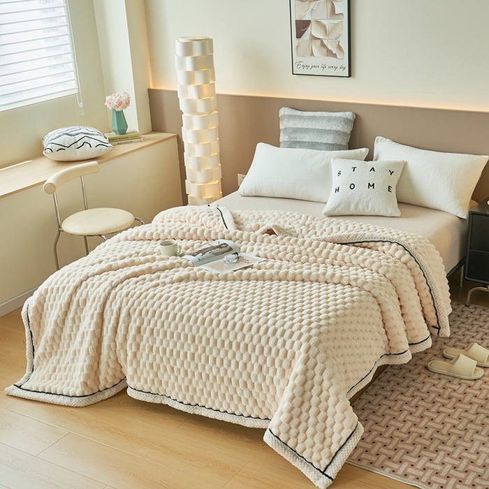 91家纺网 家纺一手货源 找家纺 莱家富 2026新款跨境外贸金龟绒多功能毛毯高克重法莱绒牛奶绒保暖毛毯（支持抽空压缩，卷包） 米白