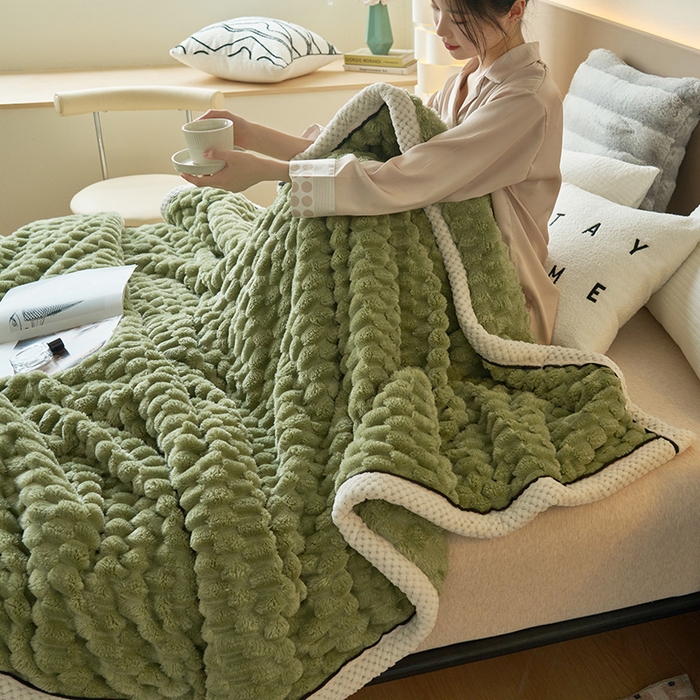 91家纺网 家纺一手货源 找家纺 莱家富 2026新款跨境外贸金龟绒多功能毛毯高克重法莱绒牛奶绒保暖毛毯（支持抽空压缩，卷包） 冷淡绿