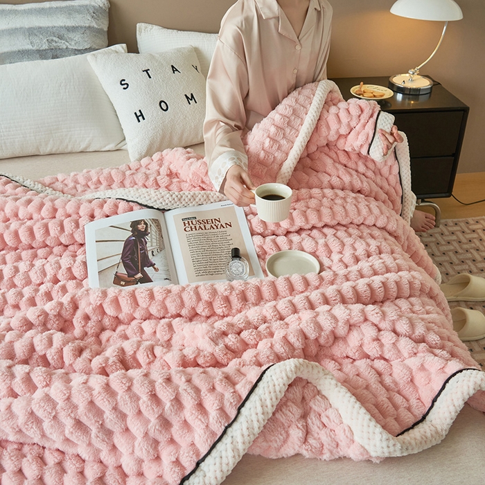 91家纺网 家纺一手货源 找家纺 莱家富 2026新款跨境外贸金龟绒多功能毛毯高克重法莱绒牛奶绒保暖毛毯（支持抽空压缩，卷包） 嫩粉