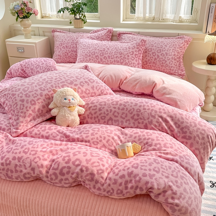 欧尚 2025新款高克重牛奶绒加厚保暖印花床盖四件套 粉豹纹