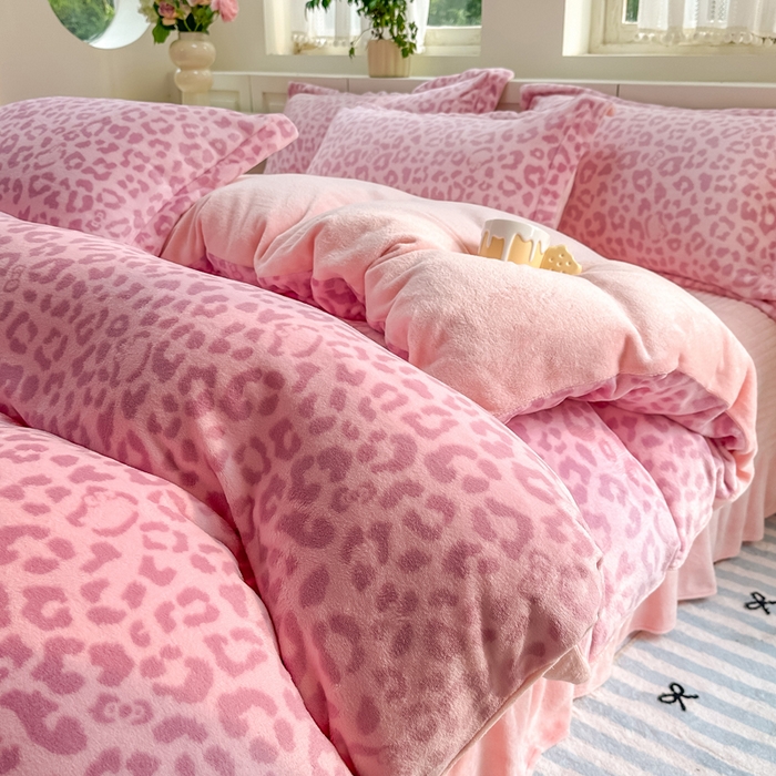 91家纺网 家纺一手货源 找家纺 欧尚 2025新款高克重牛奶绒加厚保暖印花床盖四件套 粉豹纹