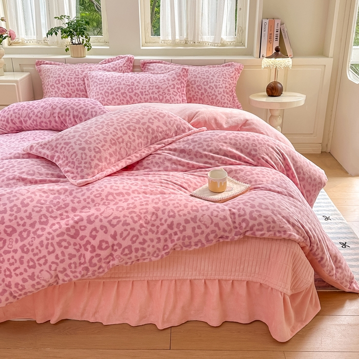 91家纺网 家纺一手货源 找家纺 欧尚 2025新款高克重牛奶绒加厚保暖印花床盖四件套 粉豹纹