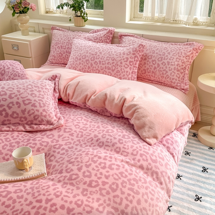 91家纺网 家纺一手货源 找家纺 欧尚 2025新款高克重牛奶绒加厚保暖印花床盖四件套 粉豹纹