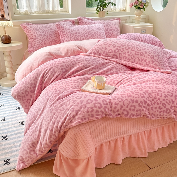 91家纺网 家纺一手货源 找家纺 欧尚 2025新款高克重牛奶绒加厚保暖印花床盖四件套 粉豹纹