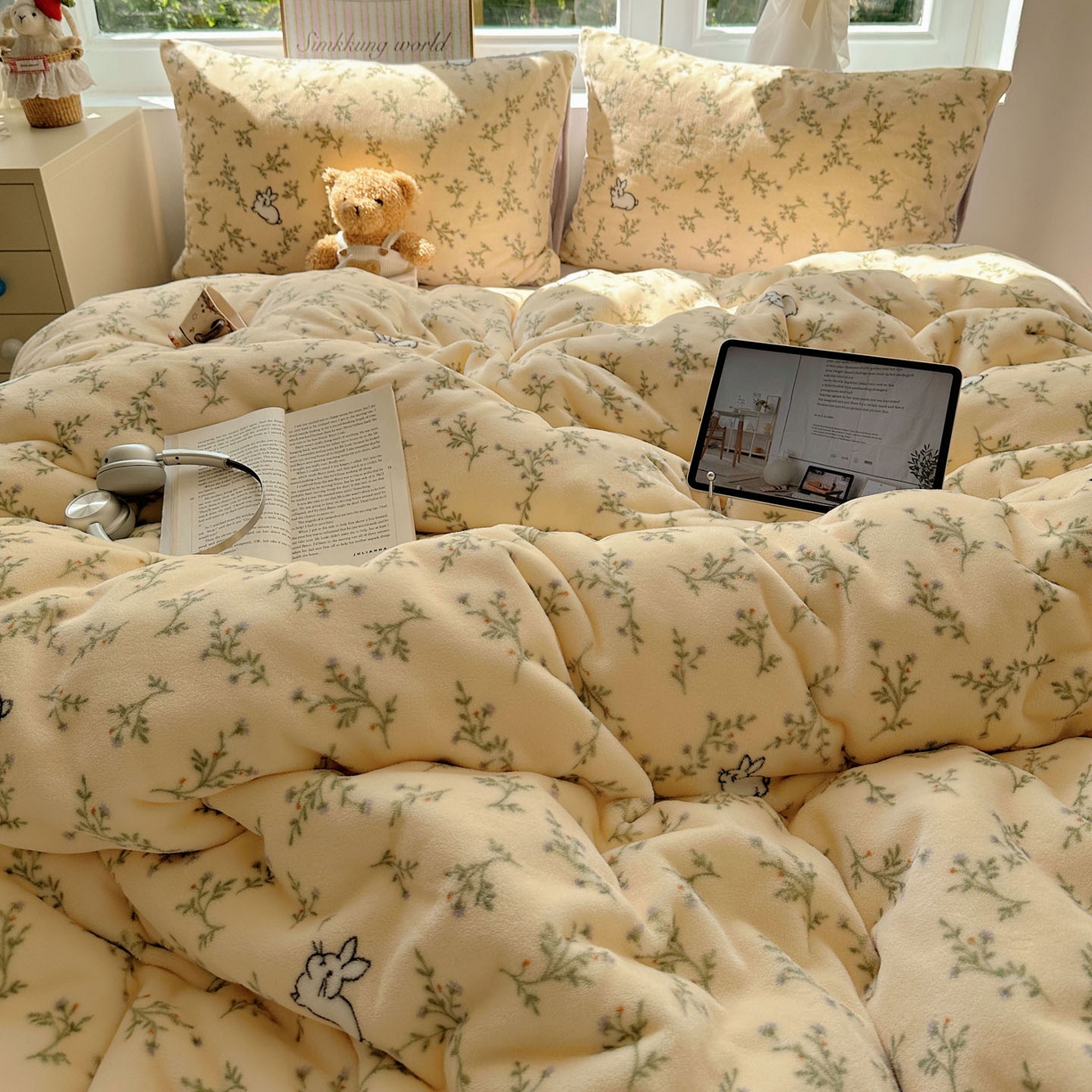 91家纺网 家纺一手货源 找家纺 优选良品 2025新款小清新加厚高克重牛奶绒四件套直播热款电商热款可爱小兔