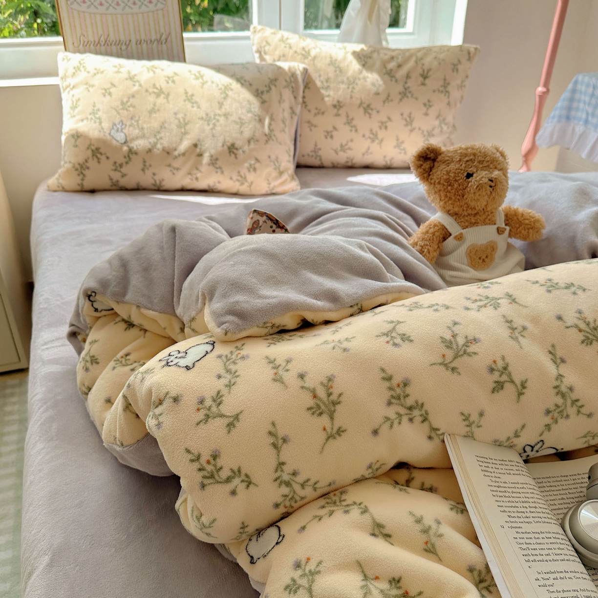 91家纺网 家纺一手货源 找家纺 优选良品 2025新款小清新加厚高克重牛奶绒四件套直播热款电商热款可爱小兔