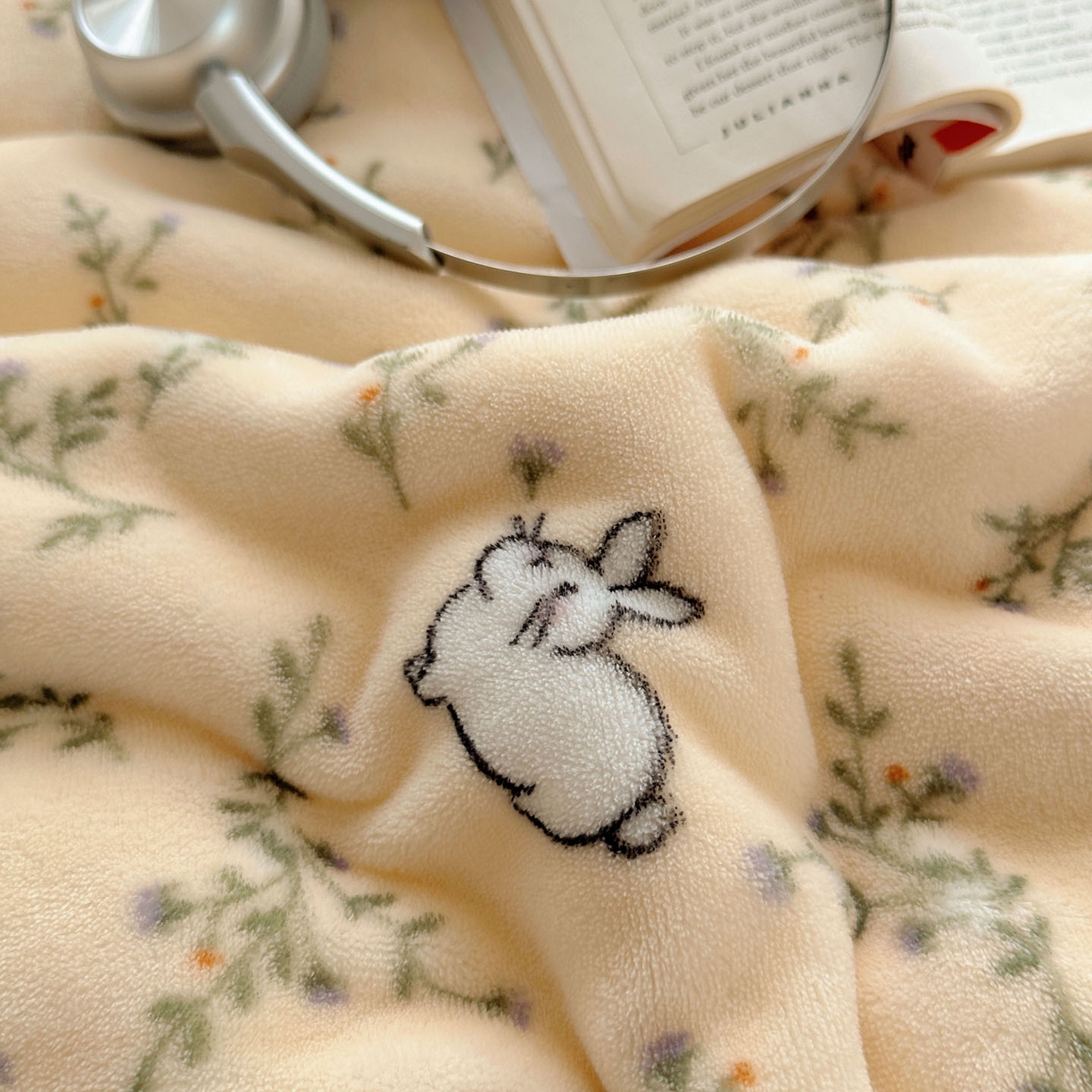 91家纺网 家纺一手货源 找家纺 优选良品 2025新款小清新加厚高克重牛奶绒四件套直播热款电商热款可爱小兔