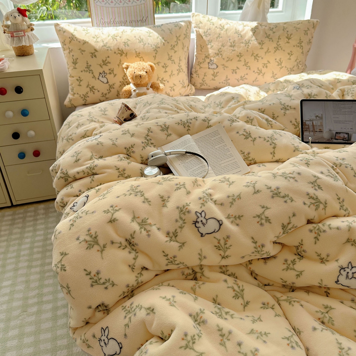 91家纺网 家纺一手货源 找家纺 优选良品 2025新款小清新加厚高克重牛奶绒四件套直播热款电商热款可爱小兔