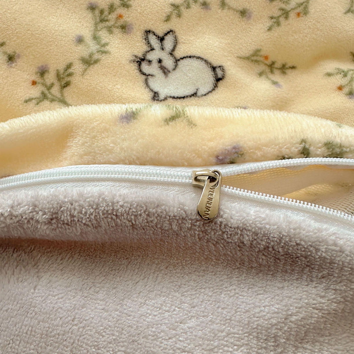 91家纺网 家纺一手货源 找家纺 优选良品 2025新款小清新加厚高克重牛奶绒四件套直播热款电商热款可爱小兔