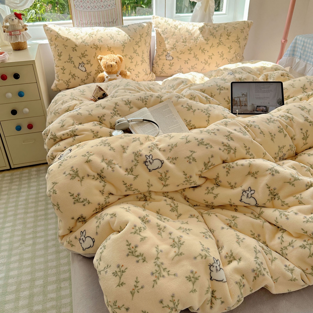 91家纺网 家纺一手货源 找家纺 优选良品 2025新款小清新加厚高克重牛奶绒四件套直播热款电商热款可爱小兔