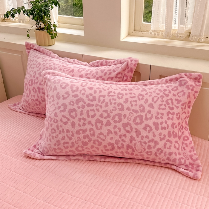 91家纺网 家纺一手货源 找家纺 欧尚 2025新款高克重牛奶绒加厚保暖印花床盖四件套 粉豹纹