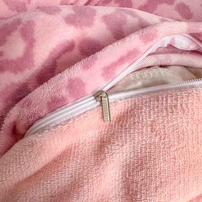 91家纺网 家纺一手货源 找家纺 欧尚 2025新款高克重牛奶绒加厚保暖印花床盖四件套 粉豹纹