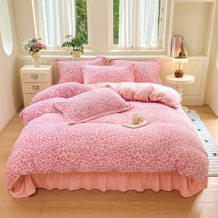 91家纺网 家纺一手货源 找家纺 欧尚 2025新款高克重牛奶绒加厚保暖印花床盖四件套 粉豹纹