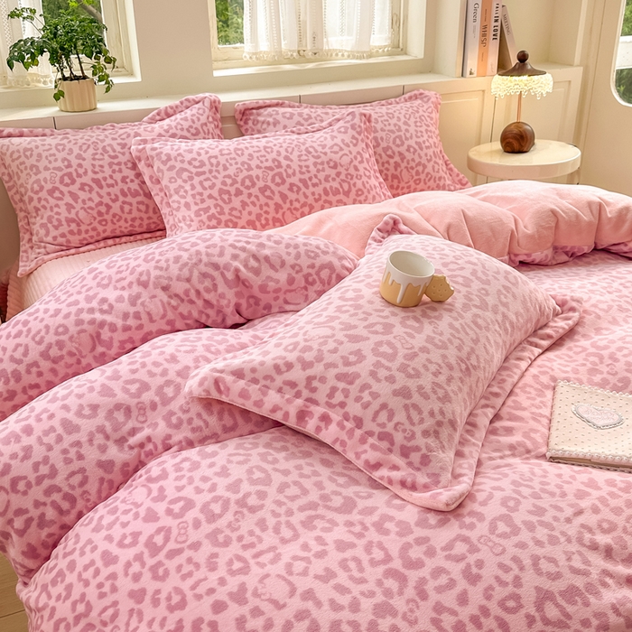 91家纺网 家纺一手货源 找家纺 欧尚 2025新款高克重牛奶绒加厚保暖印花床盖四件套 粉豹纹