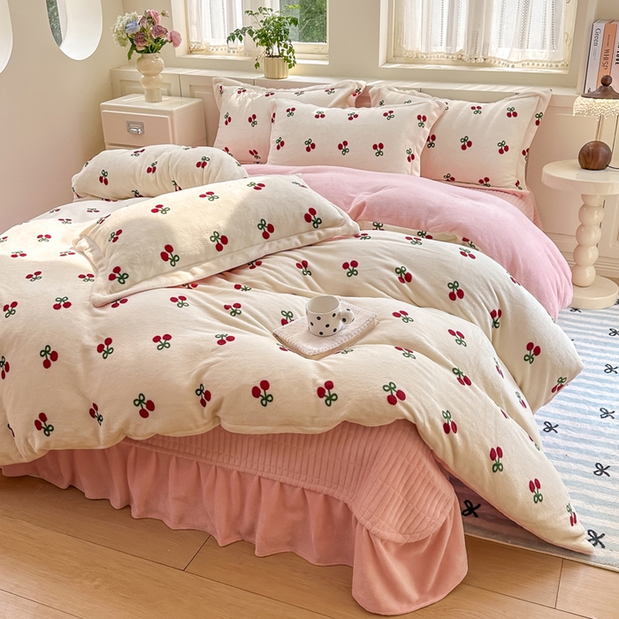 91家纺网 家纺一手货源 找家纺 欧尚 2025新款高克重牛奶绒加厚保暖印花床盖四件套 粉樱桃