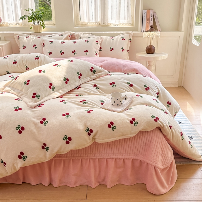 91家纺网 家纺一手货源 找家纺 欧尚 2025新款高克重牛奶绒加厚保暖印花床盖四件套 粉樱桃