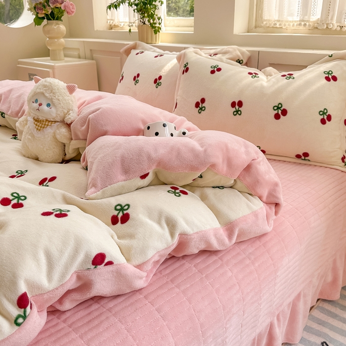 91家纺网 家纺一手货源 找家纺 欧尚 2025新款高克重牛奶绒加厚保暖印花床盖四件套 粉樱桃