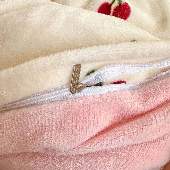 91家纺网 家纺一手货源 找家纺 欧尚 2025新款高克重牛奶绒加厚保暖印花床盖四件套 粉樱桃