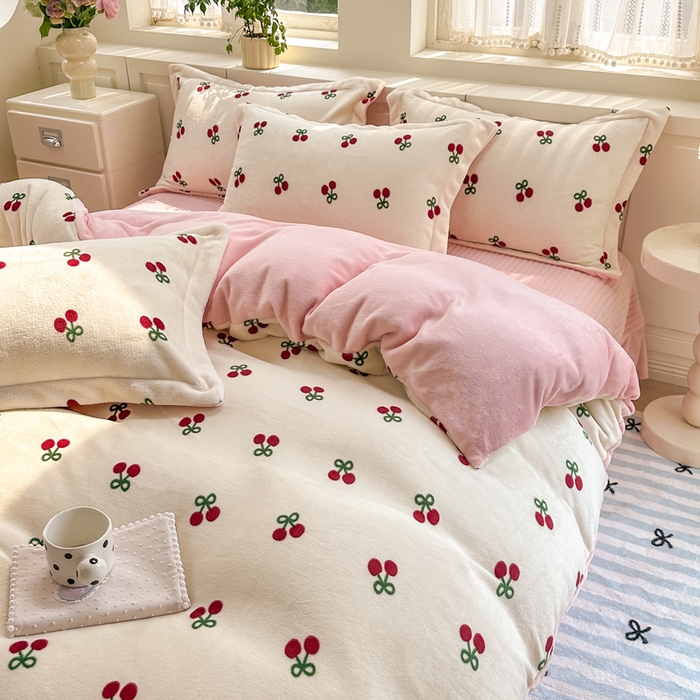 91家纺网 家纺一手货源 找家纺 欧尚 2025新款高克重牛奶绒加厚保暖印花床盖四件套 粉樱桃