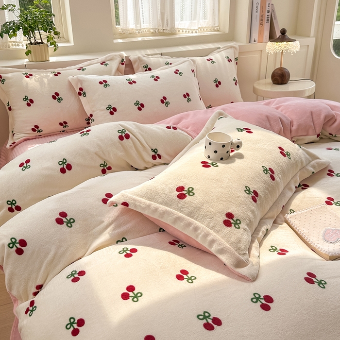 91家纺网 家纺一手货源 找家纺 欧尚 2025新款高克重牛奶绒加厚保暖印花床盖四件套 粉樱桃