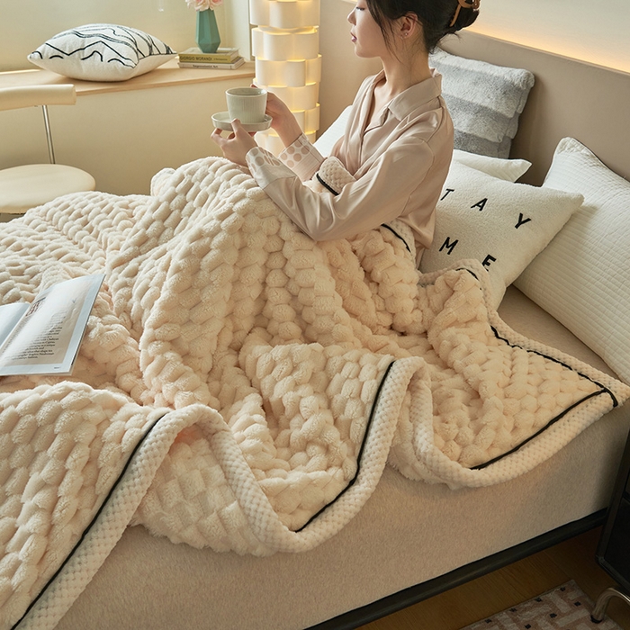91家纺网 家纺一手货源 找家纺 莱家富 2026新款跨境外贸金龟绒多功能毛毯高克重法莱绒牛奶绒保暖毛毯（支持抽空压缩，卷包） 米白