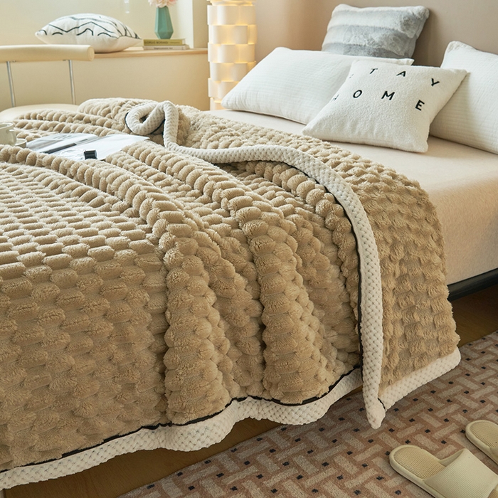 91家纺网 家纺一手货源 找家纺 莱家富 2026新款跨境外贸金龟绒多功能毛毯高克重法莱绒牛奶绒保暖毛毯（支持抽空压缩，卷包） 奶咖