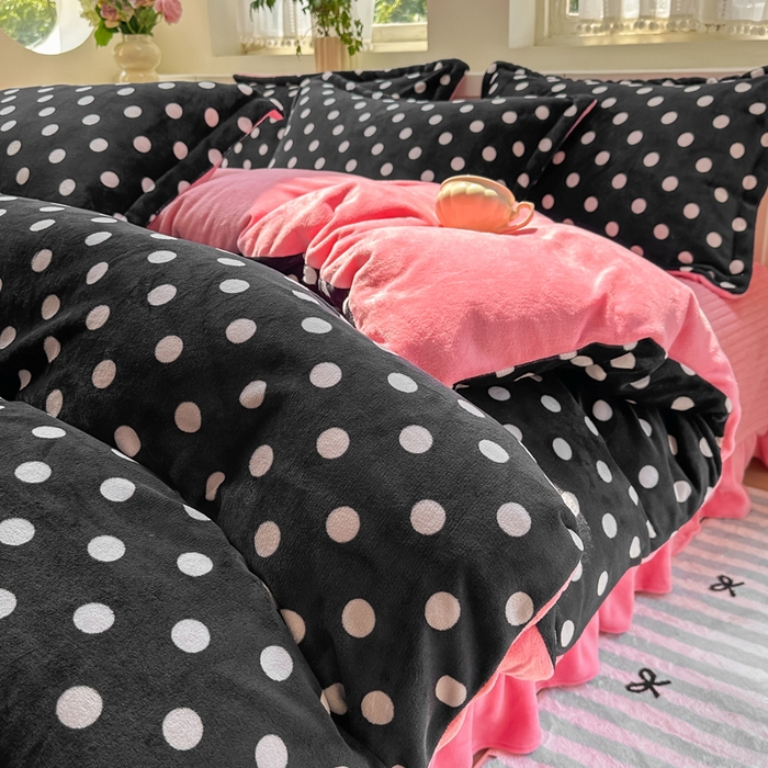 91家纺网 家纺一手货源 找家纺 欧尚 2025新款高克重牛奶绒加厚保暖印花床盖四件套 黑波点